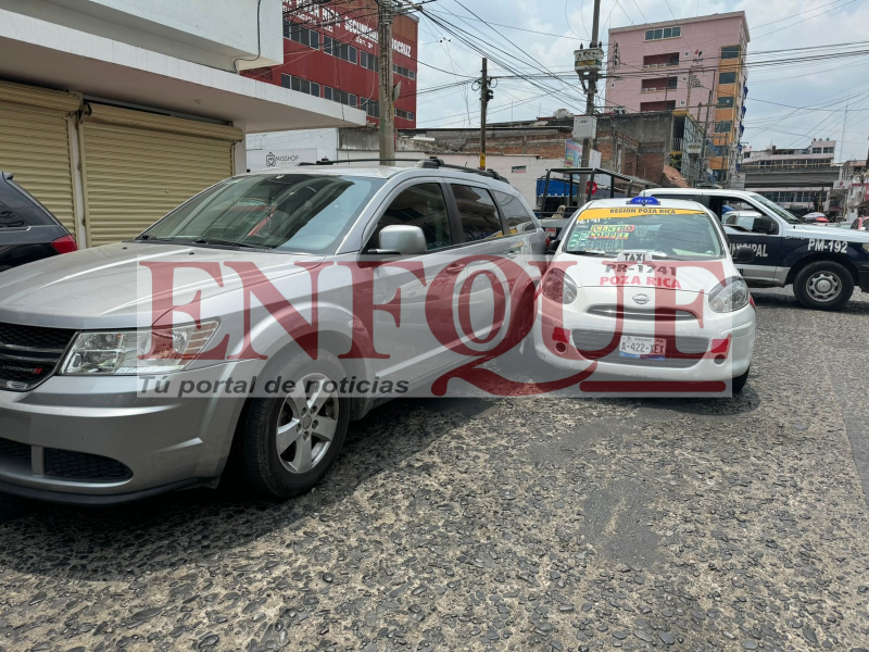 Colisionan camioneta y taxi en la zona centro