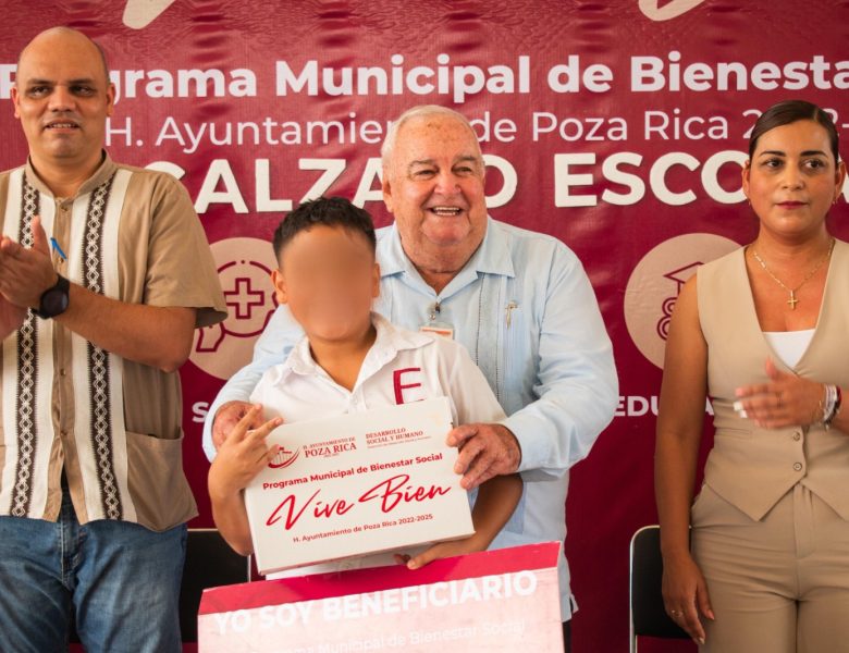 Fernando Remes lleva calzado escolar a estudiantes