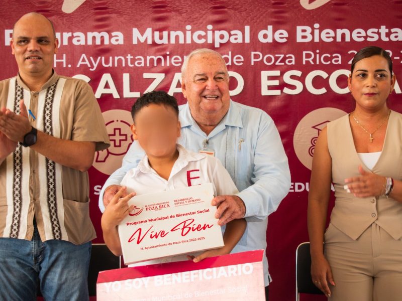 Fernando Remes lleva calzado escolar a estudiantes