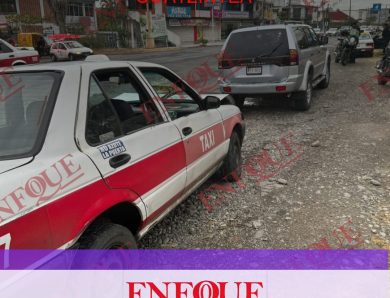 Taxi choca por alcance contra una camioneta en Coatzintla 