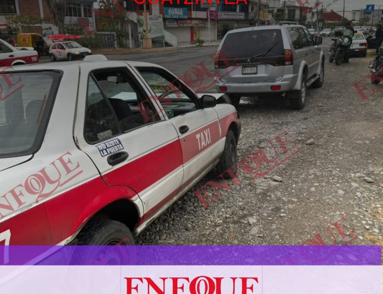 Taxi choca por alcance contra una camioneta en Coatzintla 