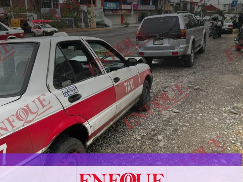 Taxi choca por alcance contra una camioneta en Coatzintla 