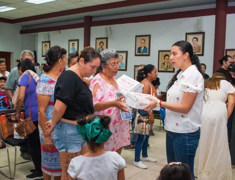 Ayuntamiento de Poza Rica entrega apoyos a colectivos