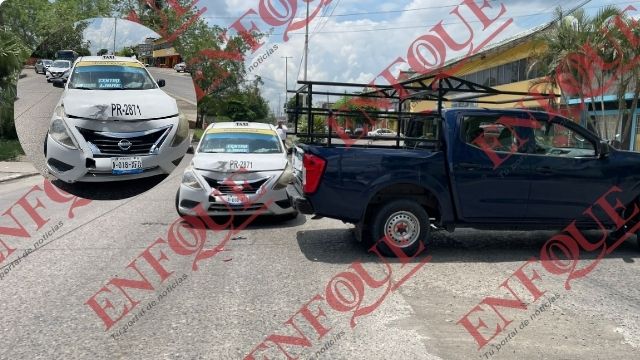 Taxi destrozado al chocar con una camioneta en Poza Rica