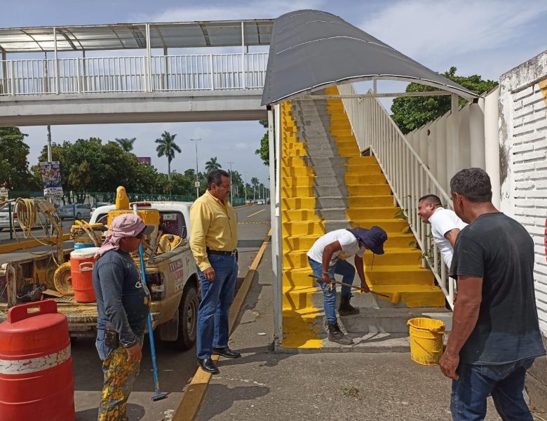 Regidor Rogelio Quiroz Pulido Supervisa el Balizamiento de Puentes Peatonales en Poza Rica