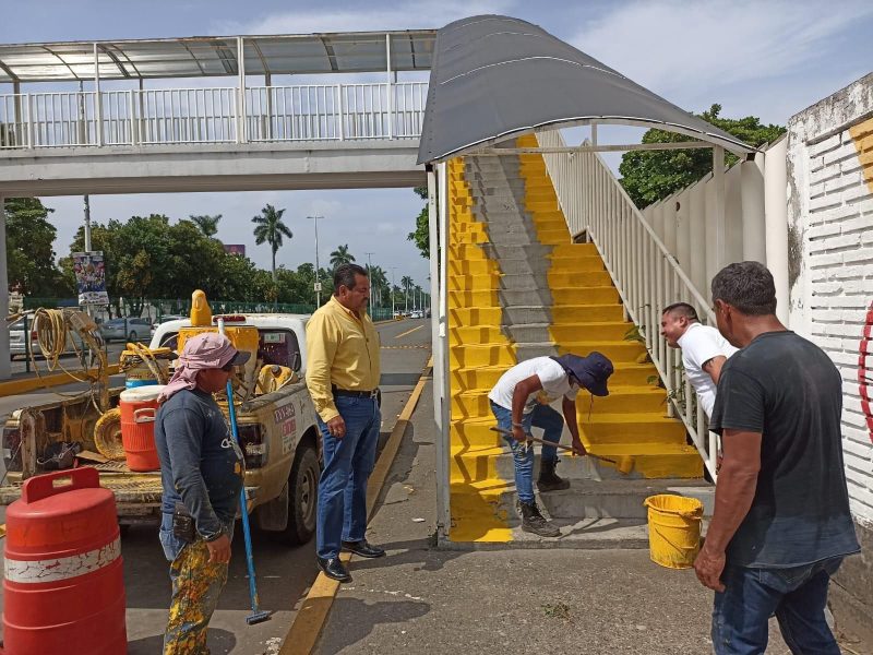 Regidor Rogelio Quiroz Pulido Supervisa el Balizamiento de Puentes Peatonales en Poza Rica