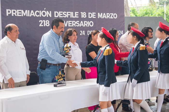 Reconocen participación de escuelas en desfile del 18 de Marzo