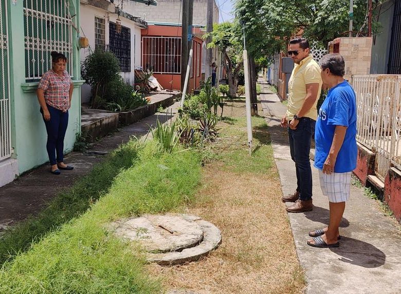 Javier Romero supervisa trabajos en las Gaviotas