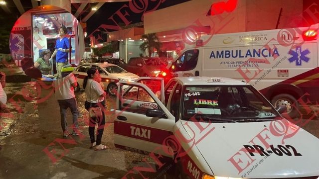 Mujer lesionada en choque de taxis en el centro de Poza Rica