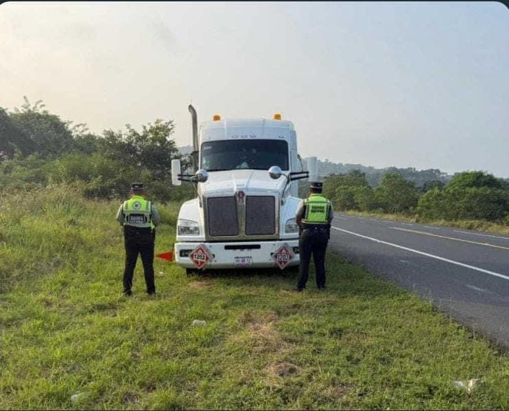 Recuperan tractocamión robado con gasolina en la autopista México-Tuxpan