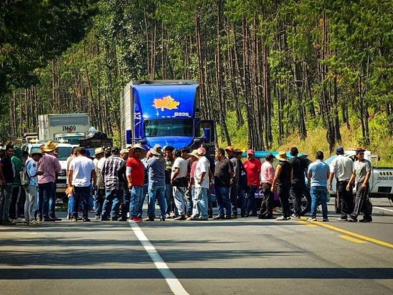 Bloquean la carretera México-Tuxpan