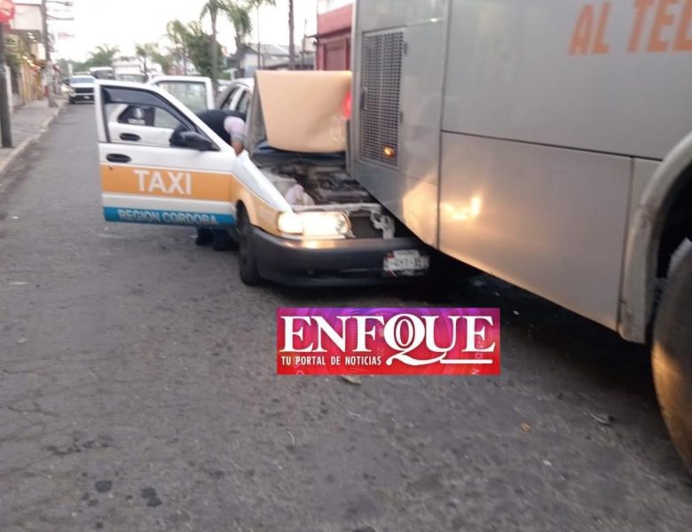 Taxi colisiona contra autobús en Amatlán de los Reyes