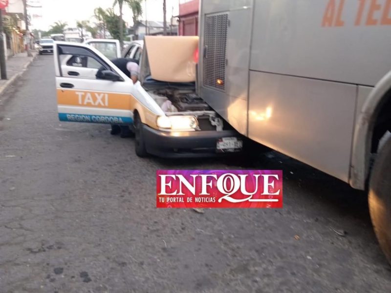 Taxi colisiona contra autobús en Amatlán de los Reyes