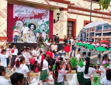 Participan miles en desfiles de la Revolución Mexicana que habían sido pospuestos por mal tiempo