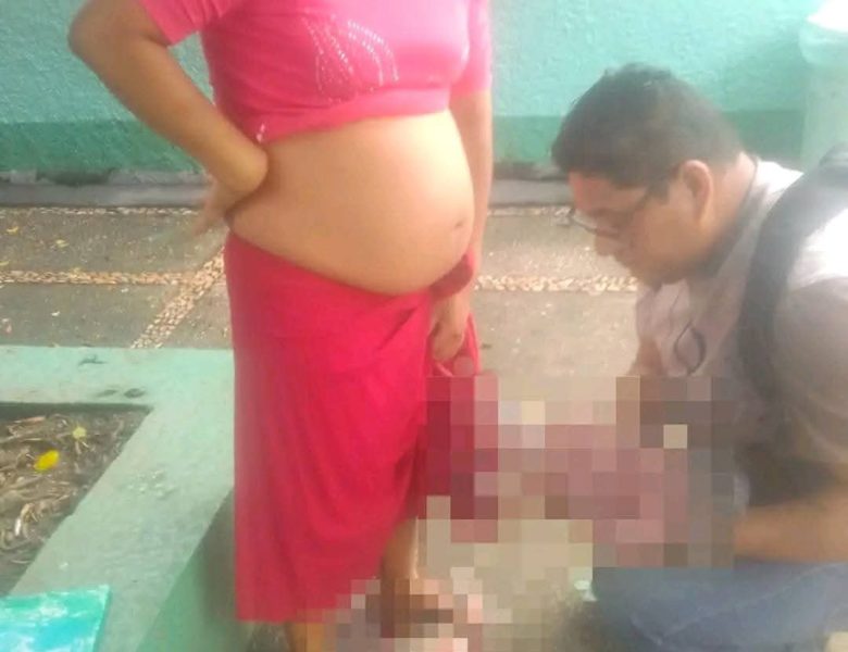Una mujer da a luz en pleno patio del IMSS Coplamar