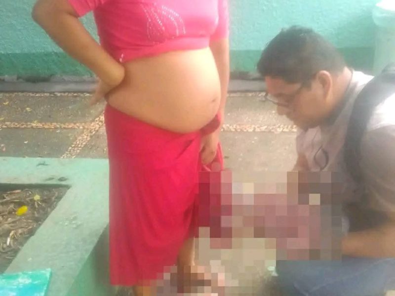 Una mujer da a luz en pleno patio del IMSS Coplamar