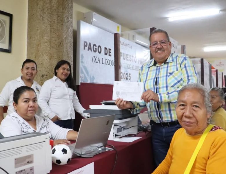 Alcalde de Papantla realiza el pago de su impuesto predial