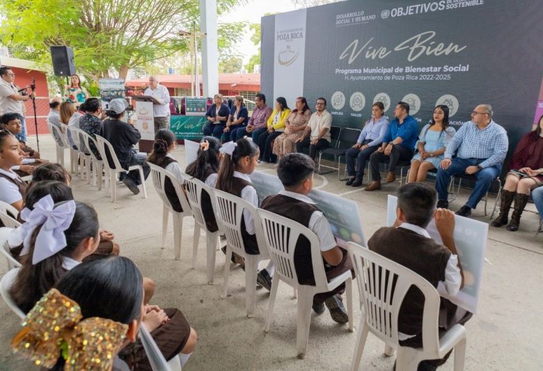 Fernando Remes entrega mochilas escolares en escuelas de Poza Rica