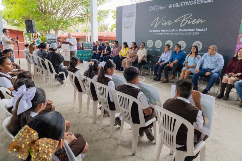 Fernando Remes entrega mochilas escolares en escuelas de Poza Rica