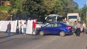 Familiares y amigos cerraron la carretera Perote-Benderilla para exigir que les ayuden a qué Toñito regrese a casa