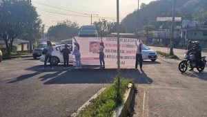Familiares y amigos cerraron la carretera Perote-Benderilla para exigir que les ayuden a qué Toñito regrese a casa