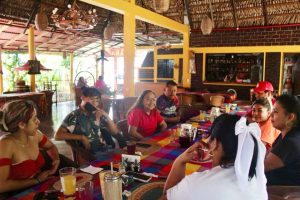 Coatzintecos se acercan a Lorena López 