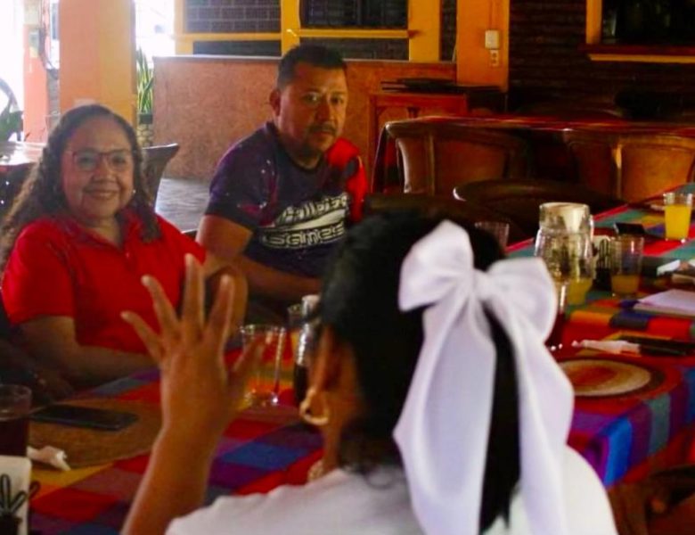 Coatzintecos se acercan a Lorena López