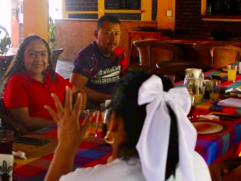 Coatzintecos se acercan a Lorena López