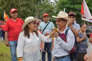 Lorena López sigue ganando simpatía en las comunidades 