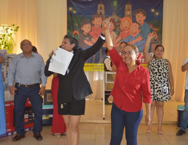 Maestros de la sección 32 van con Lorena López