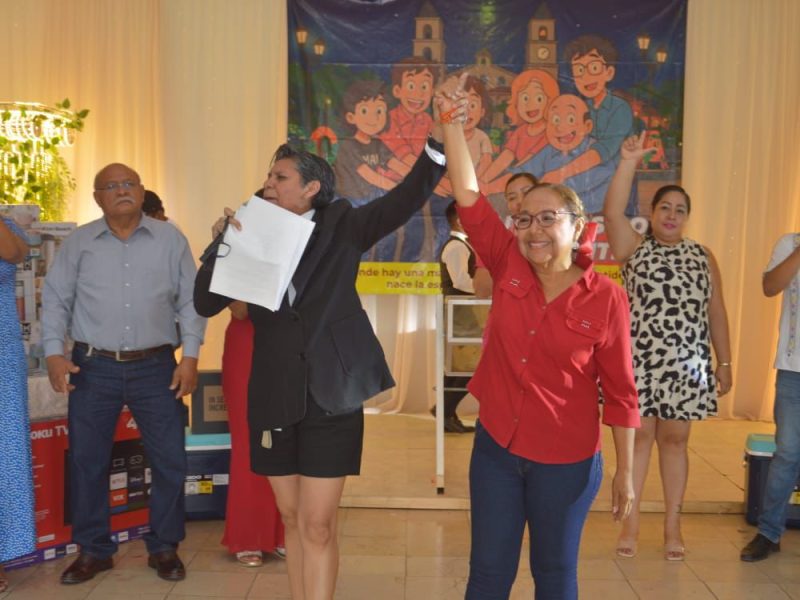 Maestros de la sección 32 van con Lorena López