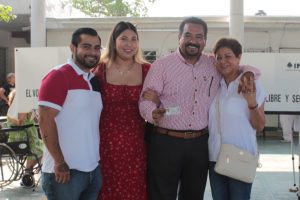 Rogelio Quiroz emite su voto en la Colonia Independencia