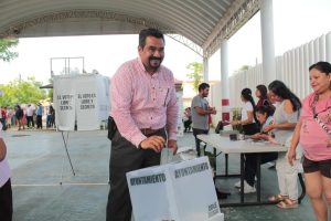 Rogelio Quiroz emite su voto en la Colonia Independencia