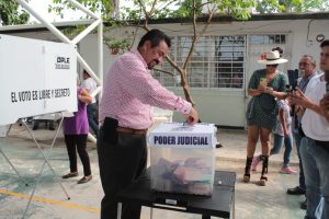 Rogelio Quiroz emite su voto en la Colonia Independencia