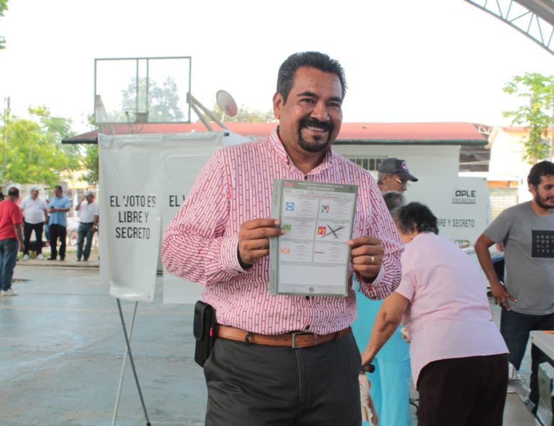 Rogelio Quiroz emite su voto en la Colonia Independencia