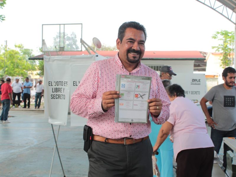 Rogelio Quiroz emite su voto en la Colonia Independencia
