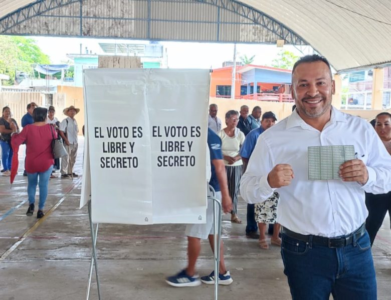 Raúl Hernández cumple con su deber cívico