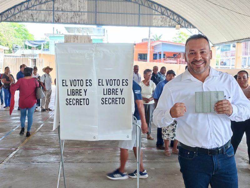 Raúl Hernández cumple con su deber cívico