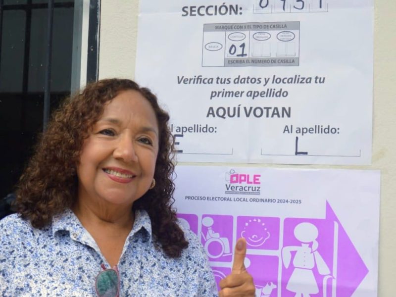 Lorena López, candidata del PT, emite su voto en Jardines