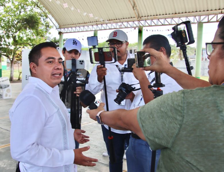 Emilio Olvera emite su voto en Poza Rica