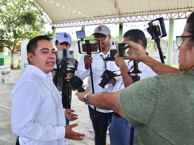 Emilio Olvera emite su voto en Poza Rica