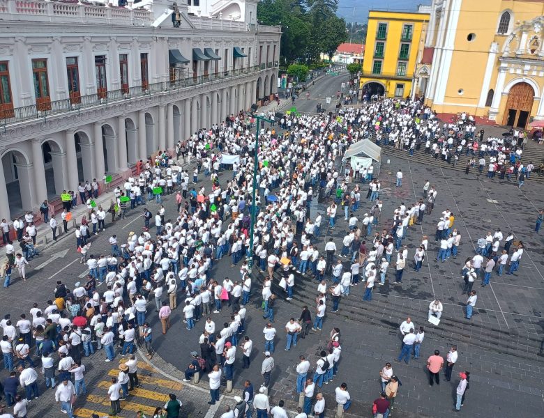 Taxistas se manifiestas piden tarifas justas