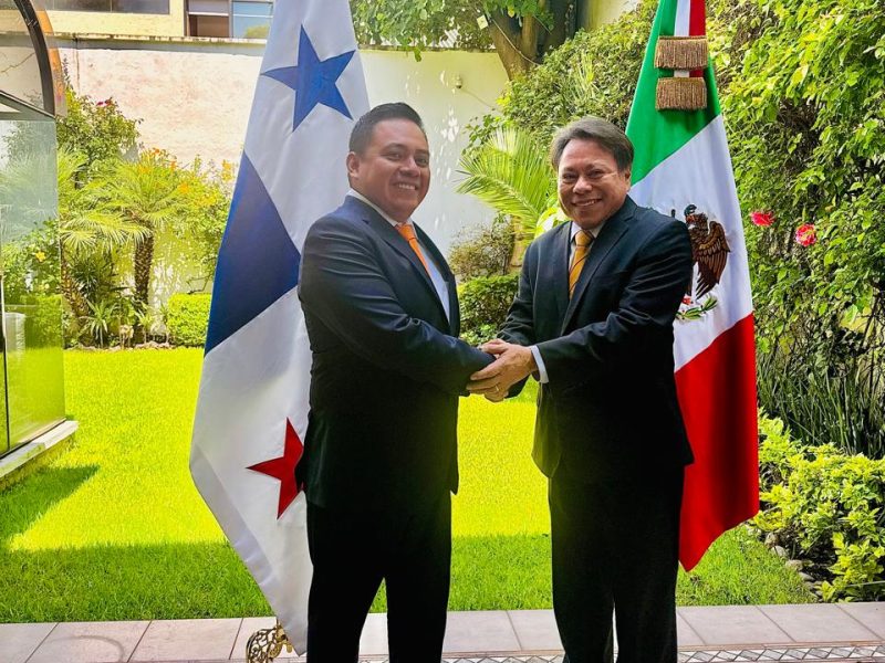 Emilio Olvera, se reúne con el Embajador de Panamá en México