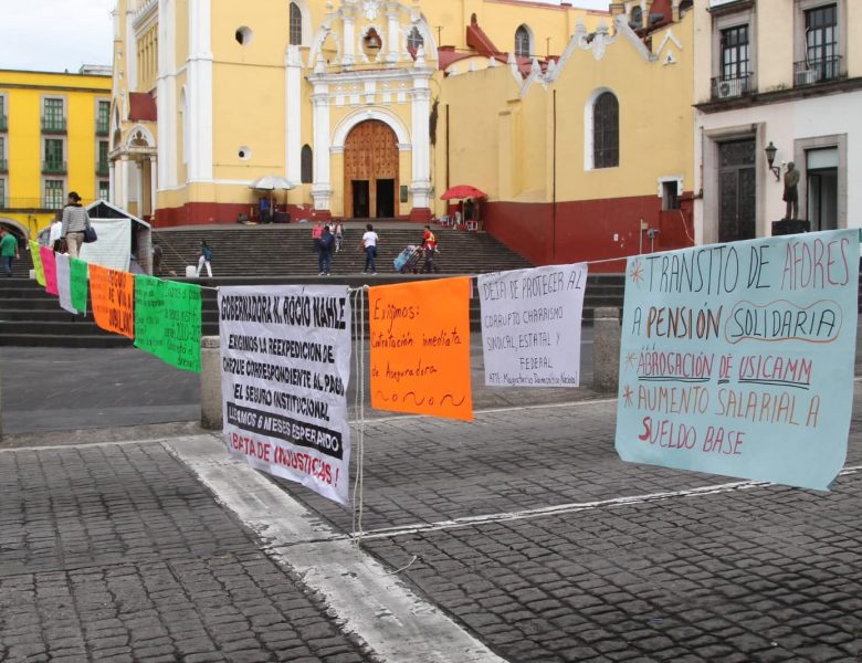 Maestros jubilados toman plaza Lerdo para exigir pago