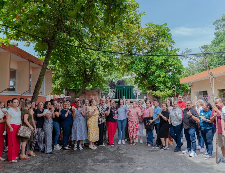 Rocío Nahle cumple a la escuela María Enriqueta con nuevo transformador