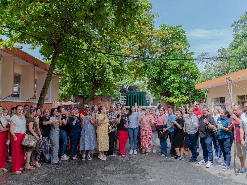 Rocío Nahle cumple a la escuela María Enriqueta con nuevo transformador