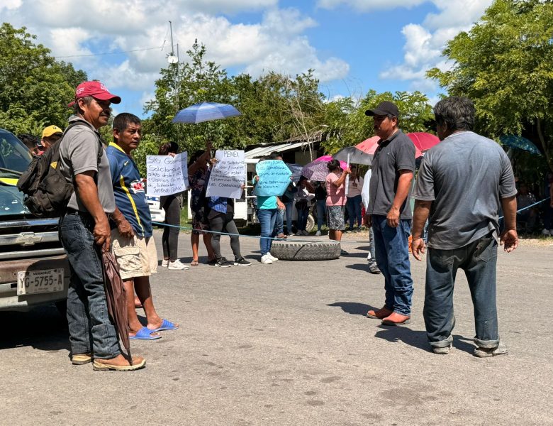 Habitantes de Arroyo Florido toman carretera carretera para exigir a Pemex una solución