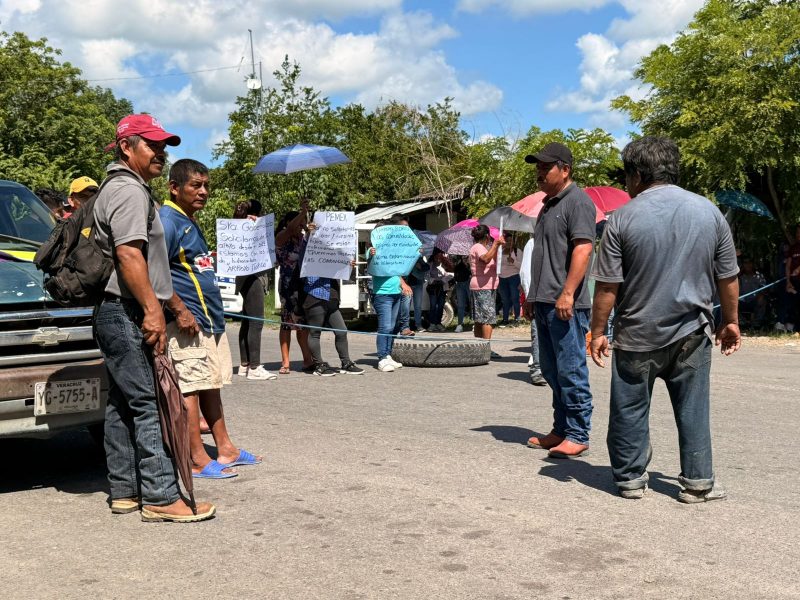Habitantes de Arroyo Florido toman carretera carretera para exigir a Pemex una solución