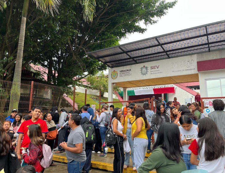 Exigen audiencia en las oficinas de la SEV