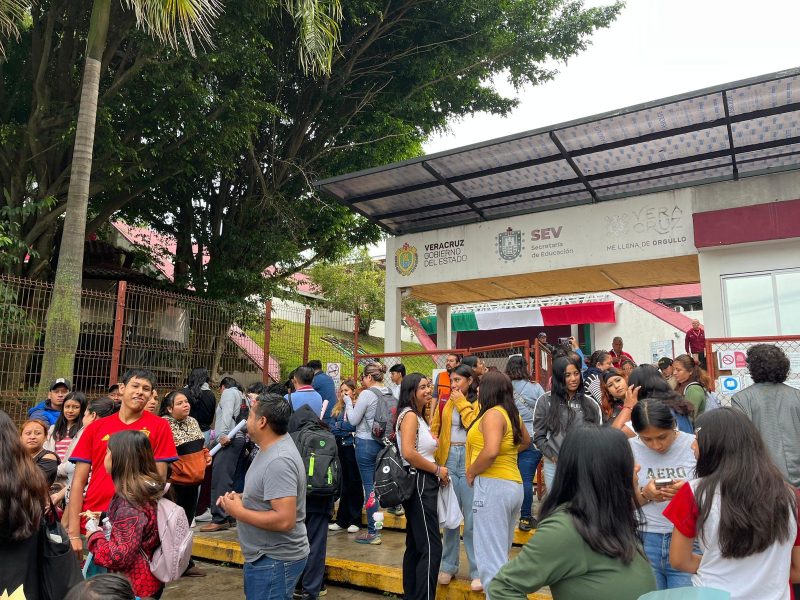 Exigen audiencia en las oficinas de la SEV
